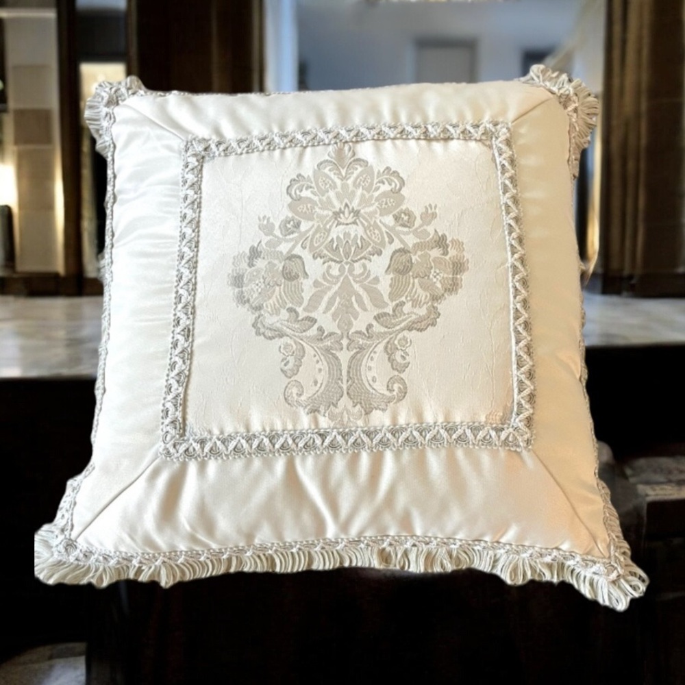 NEW WATERFORD LINENS ACCENT PILLOW 18x18 GOOSE FEATHER INSERT INCLUDED